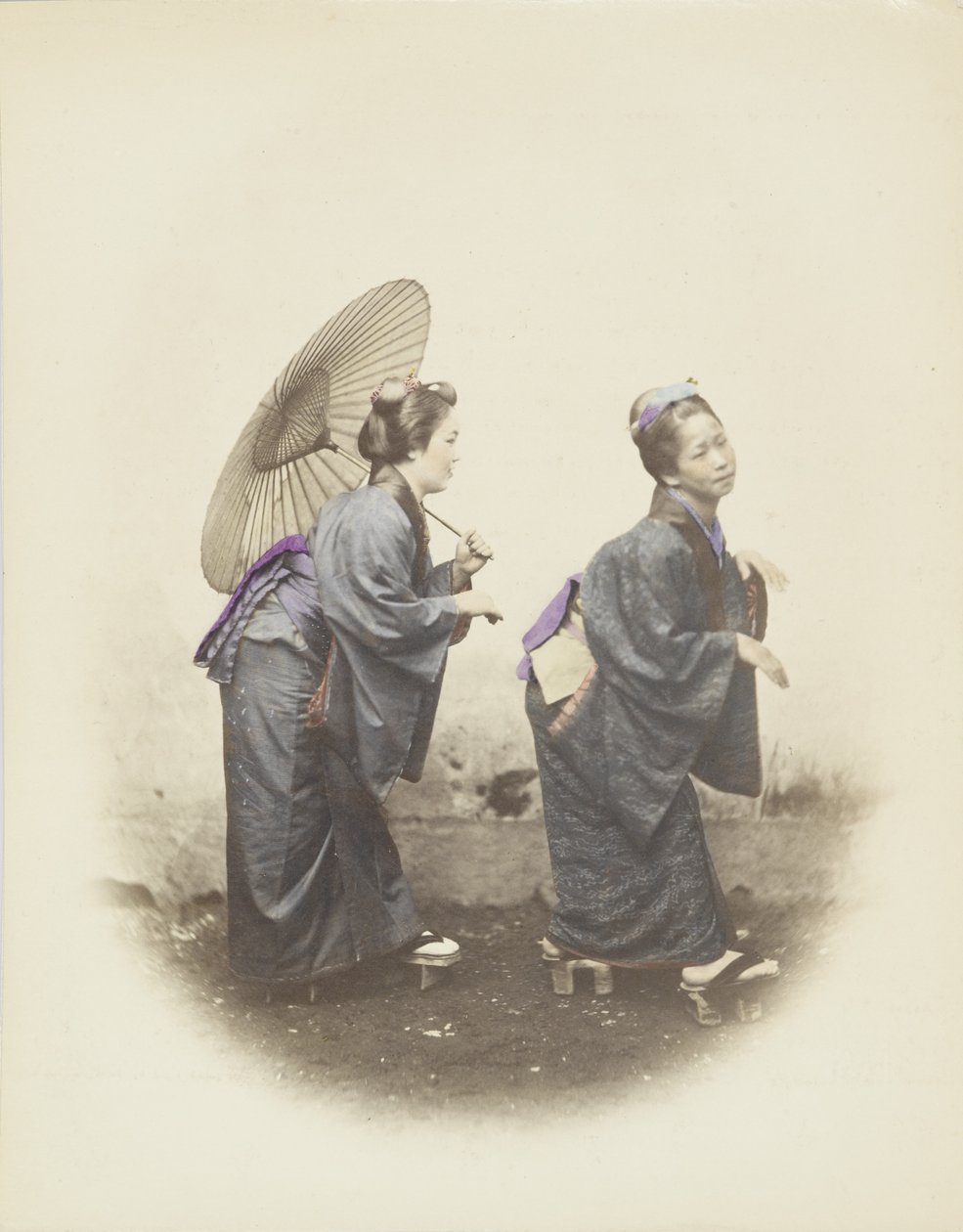 Japanska kvinnor i traditionell klädsel (handfärgat svartvitt foto) av Japanese Photographer