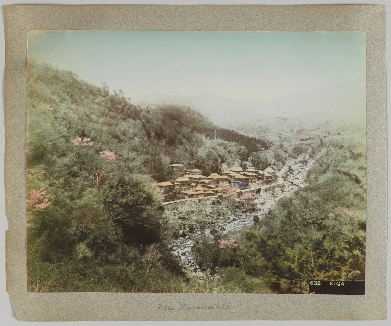 Kiga, nära Miyanoshita, Kanagawa Prefecture, Japan (handfärgat svartvitt foto) av Japanese Photographer