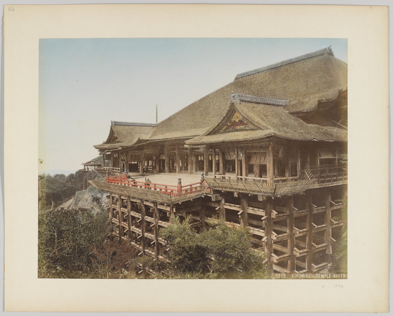 Kiyomidzu-templet, Kyoto, Japan, ca 1890 (handfärgat svartvitt foto) av Japanese Photographer