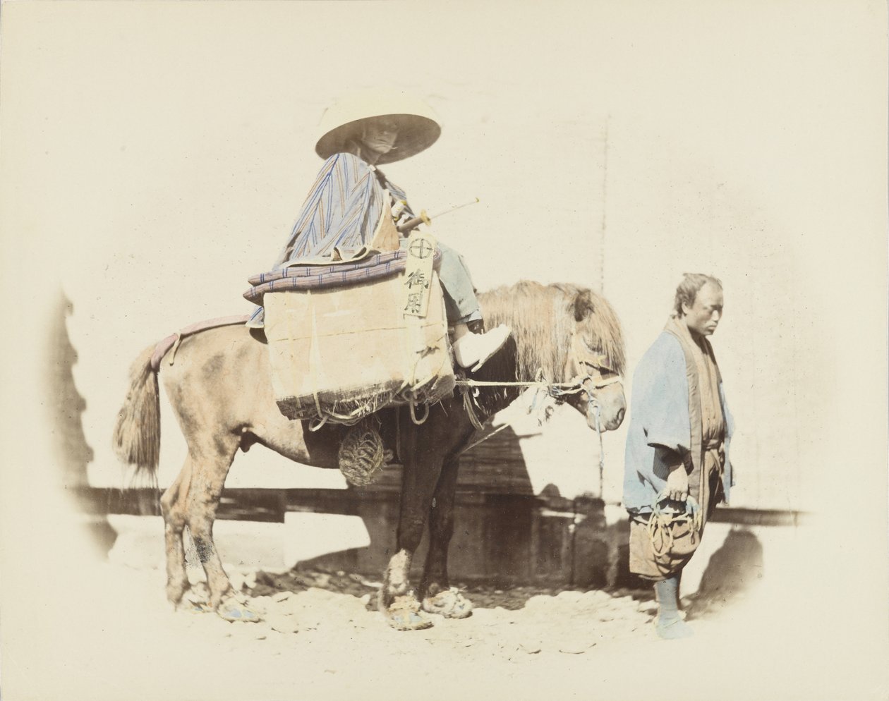 Man på en häst (handfärgat svartvitt foto) av Japanese Photographer