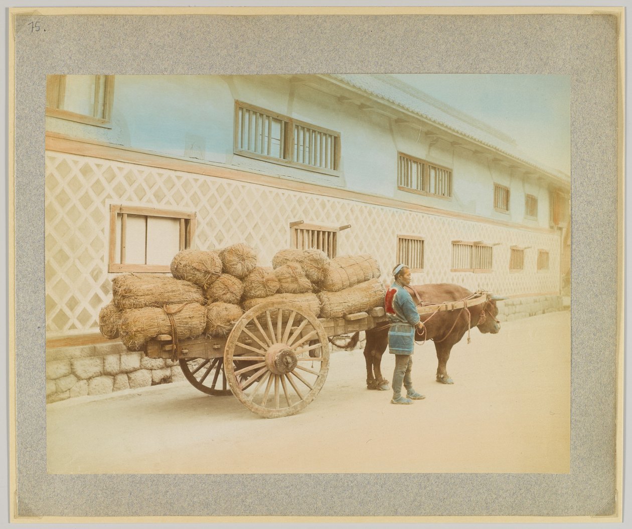 Man med oxe och vagn, Japan (handfärgat svartvitt foto) av Japanese Photographer