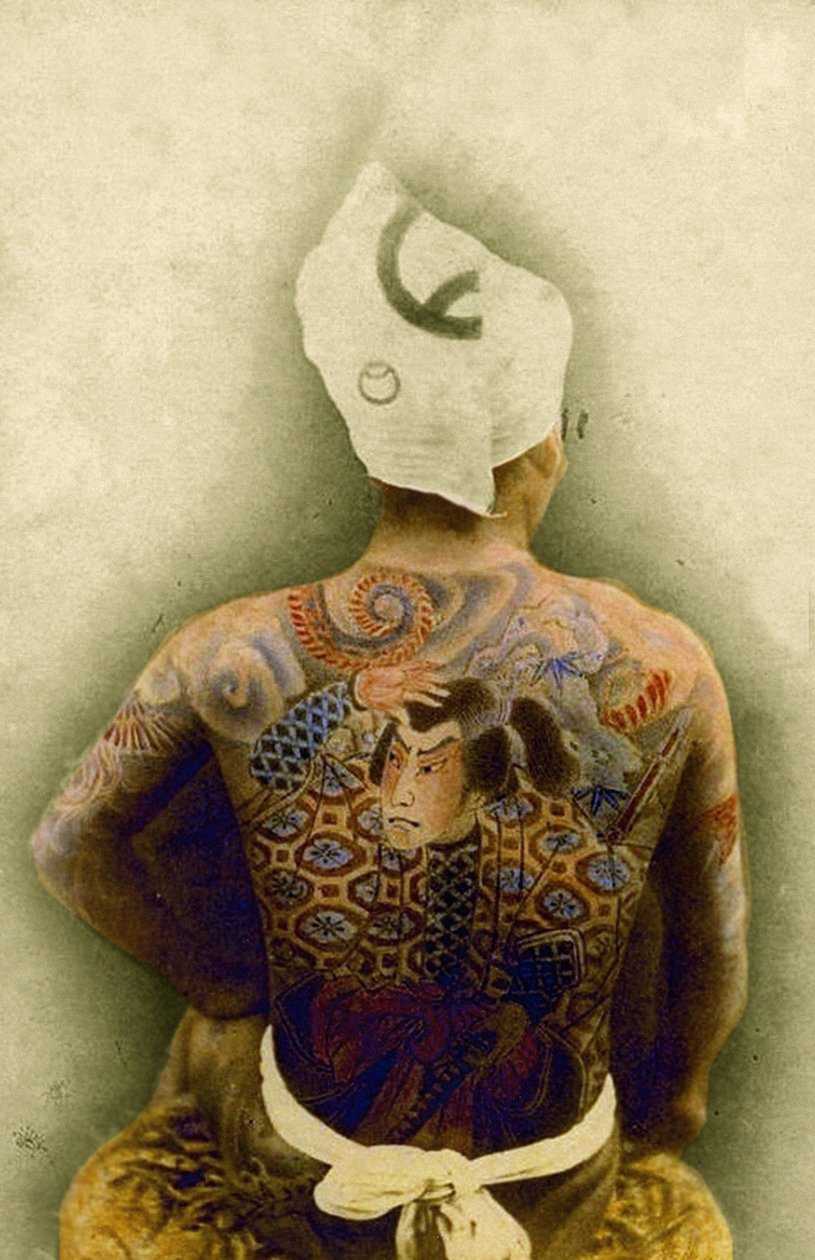Man med traditionell japansk Irezumi-tatuering, ca 1880 (handfärgat albumfoto) av Japanese Photographer
