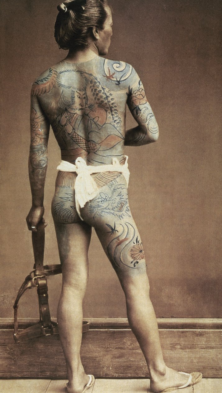 Man med specifikt japansk tatuering. Albuminfoto, handfärgat. Omkring 1880 av Japanese Photographer