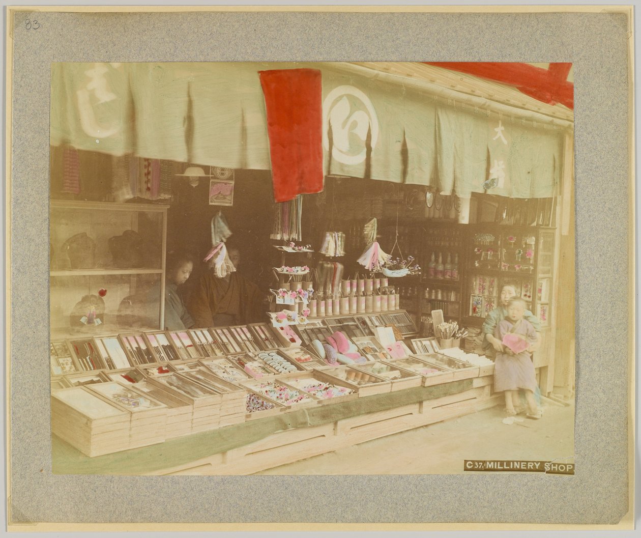 Millinery shop, Japan (handfärgat svartvitt foto) av Japanese Photographer
