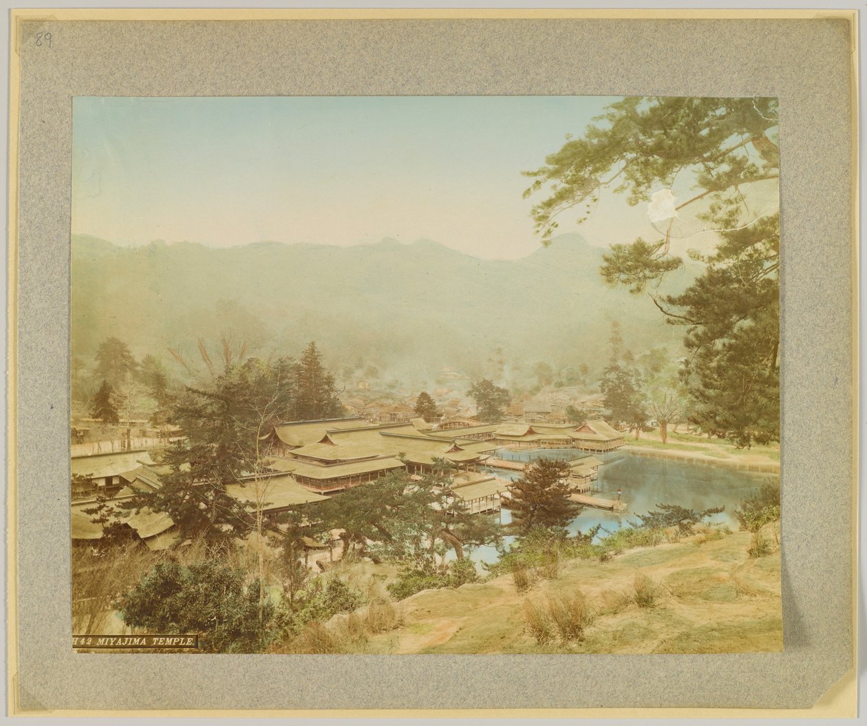 Miyajima-templet, Japan (handfärgat svartvitt foto) av Japanese Photographer