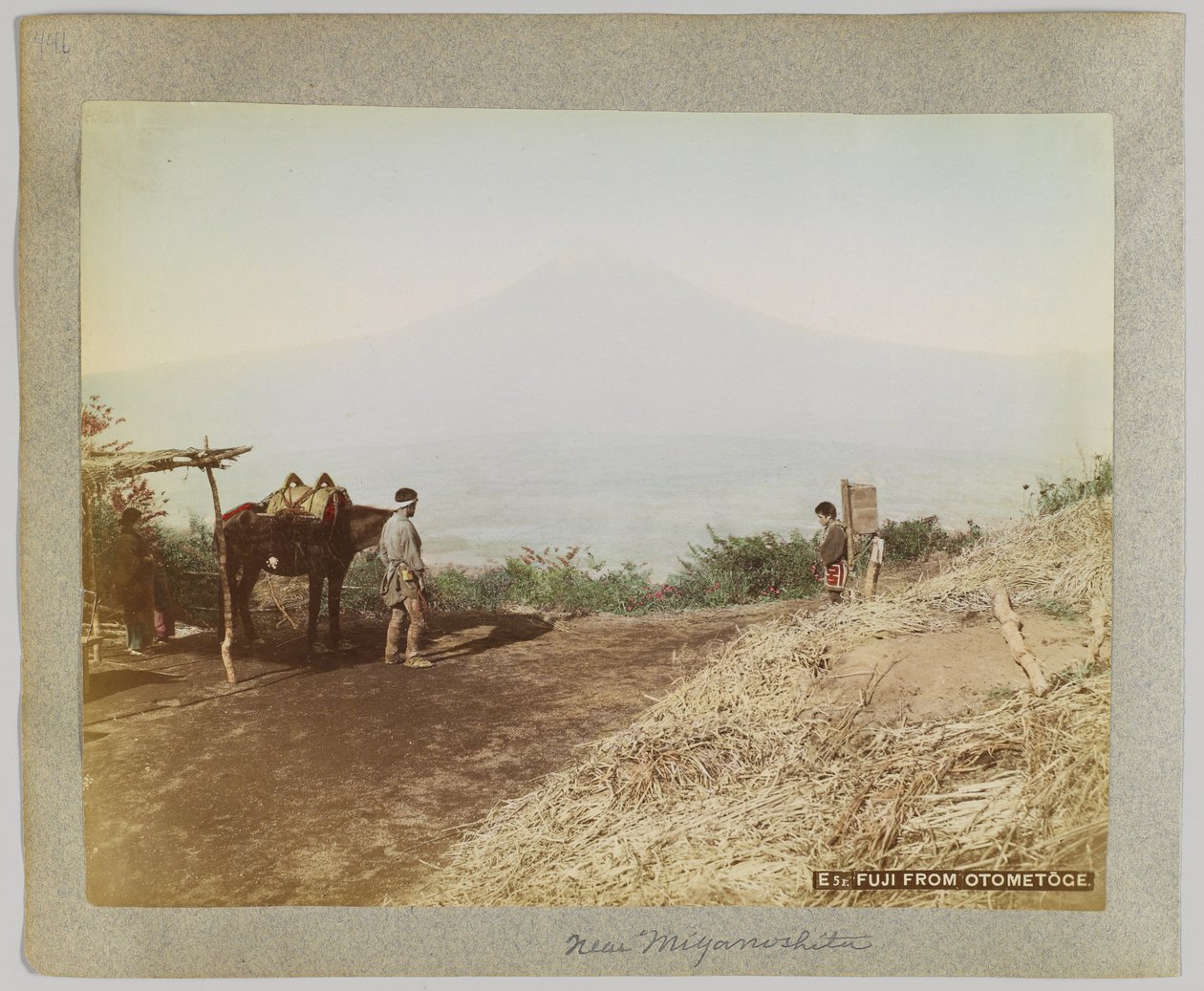 Mount Fuji från Otometoge, Japan (handfärgat svartvitt foto) av Japanese Photographer