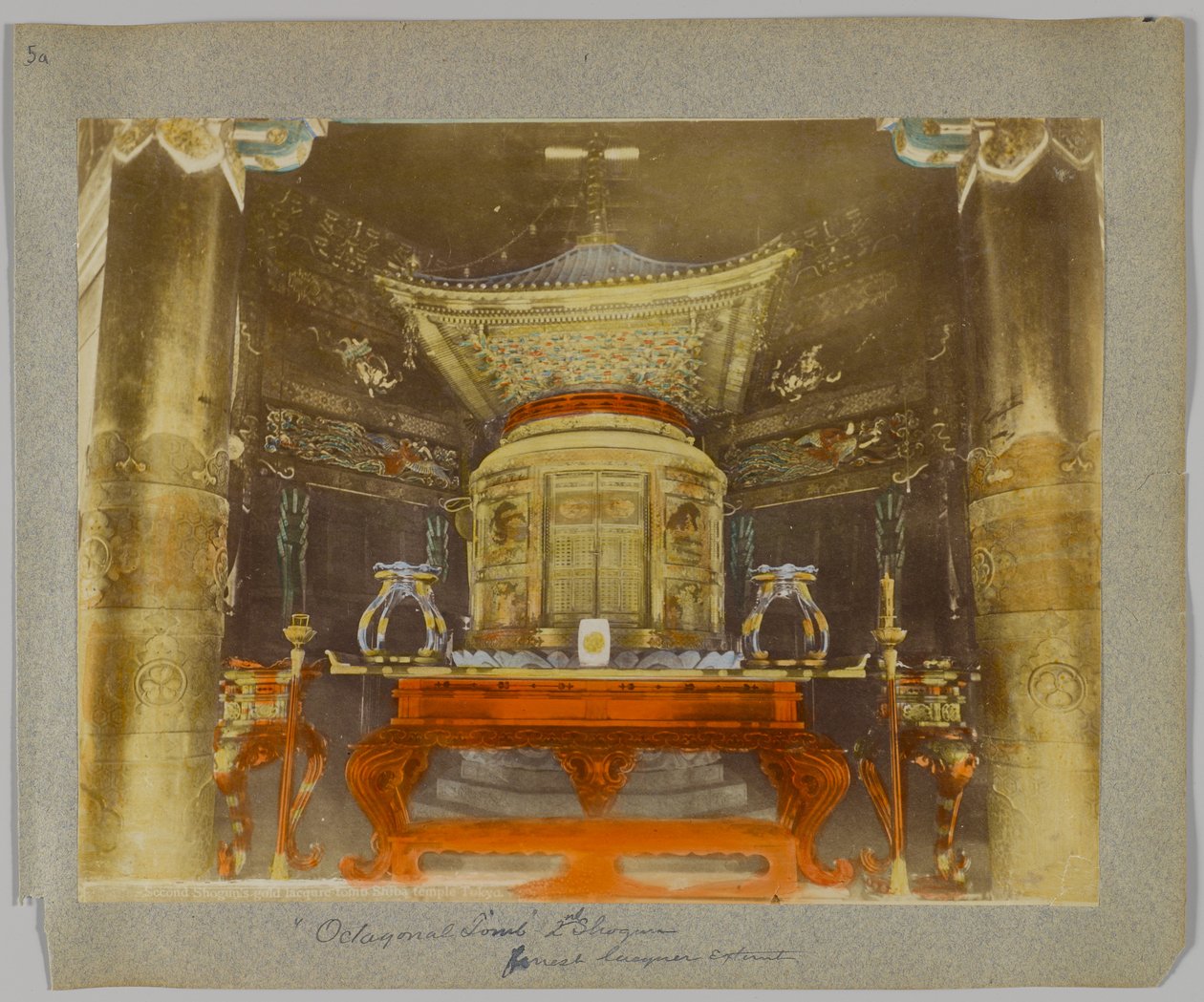 Octagonal Tomb of the 2nd Shogun, Shiba Park, Tokyo, Japan (handfärgat svartvitt foto) av Japanese Photographer