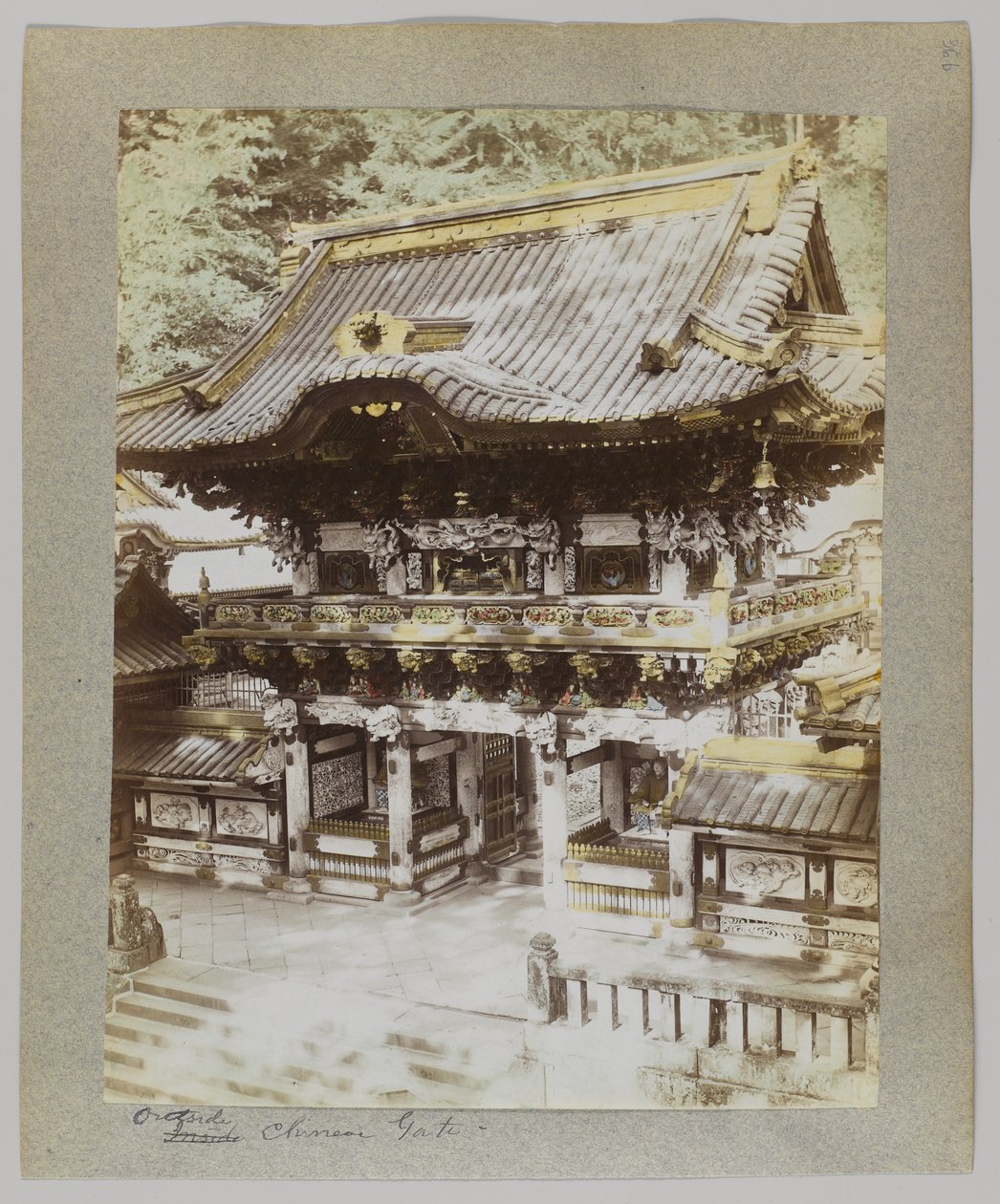 Utanför den kinesiska porten, Tōshō-gū, Nikko, Japan (handfärgat svartvitt foto) av Japanese Photographer
