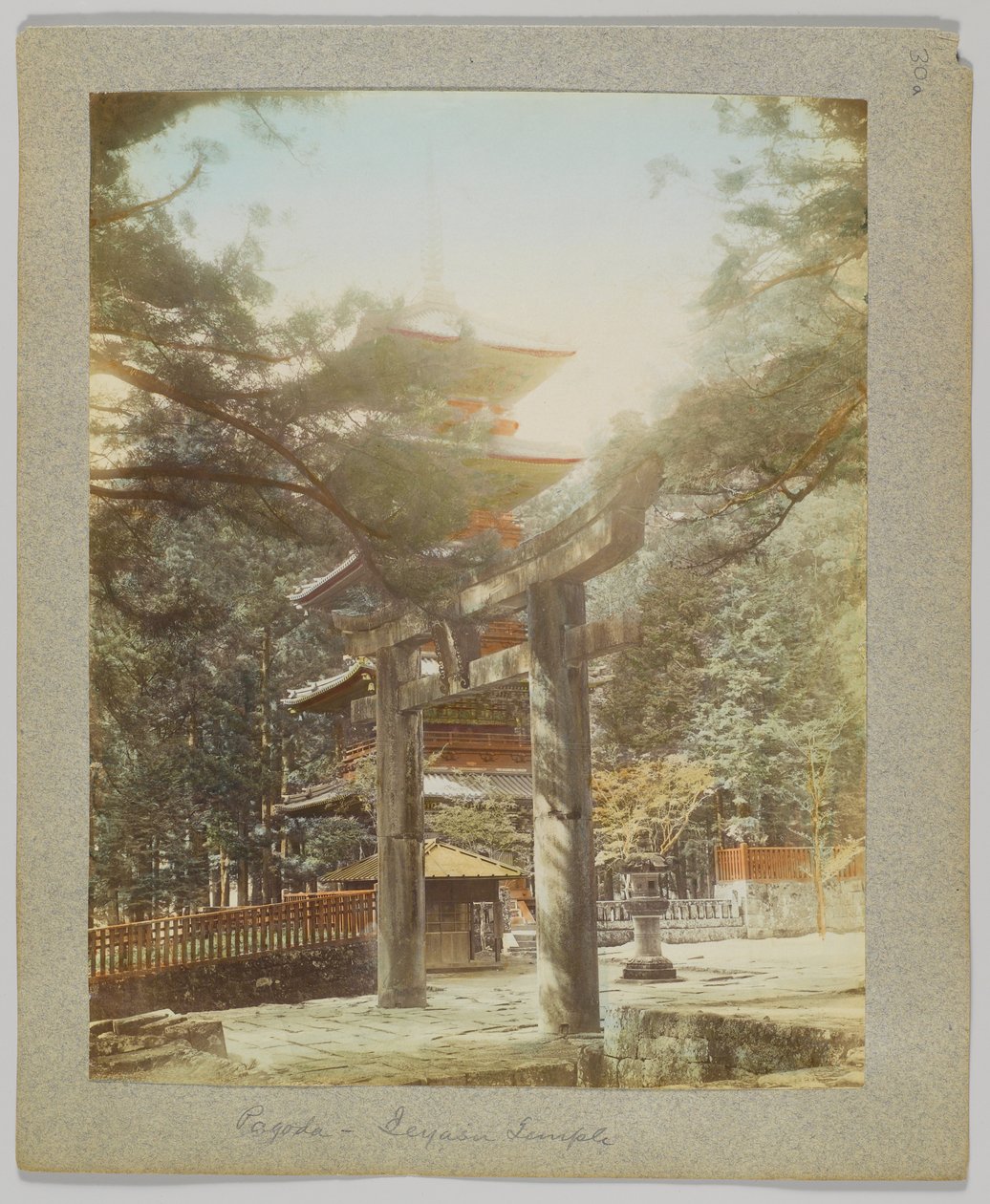 Pagoda i Tōshō-gū, Nikko, Japan (handfärgat svartvitt foto) av Japanese Photographer