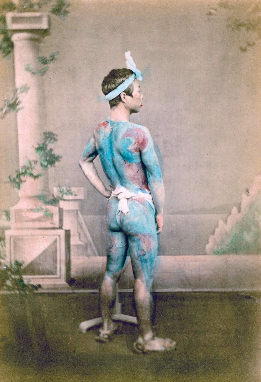 Porträtt av en brudgum med traditionella japanska Irezumi-tatueringar, ca 1882 (handfärgat albumfoto) av Japanese Photographer