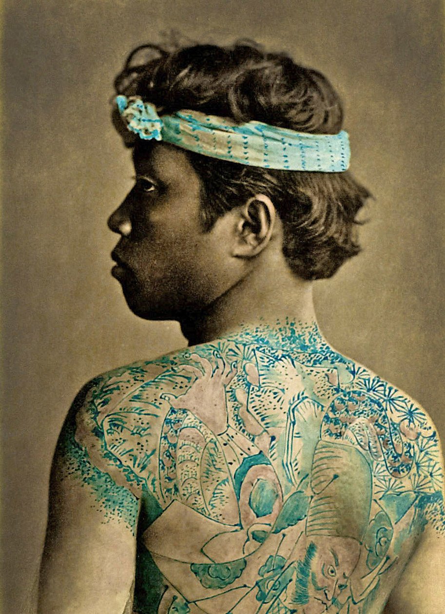 Porträtt av en man med traditionella japanska Irezumi-tatueringar, ca 1880 (handfärgat albumfoto) av Japanese Photographer