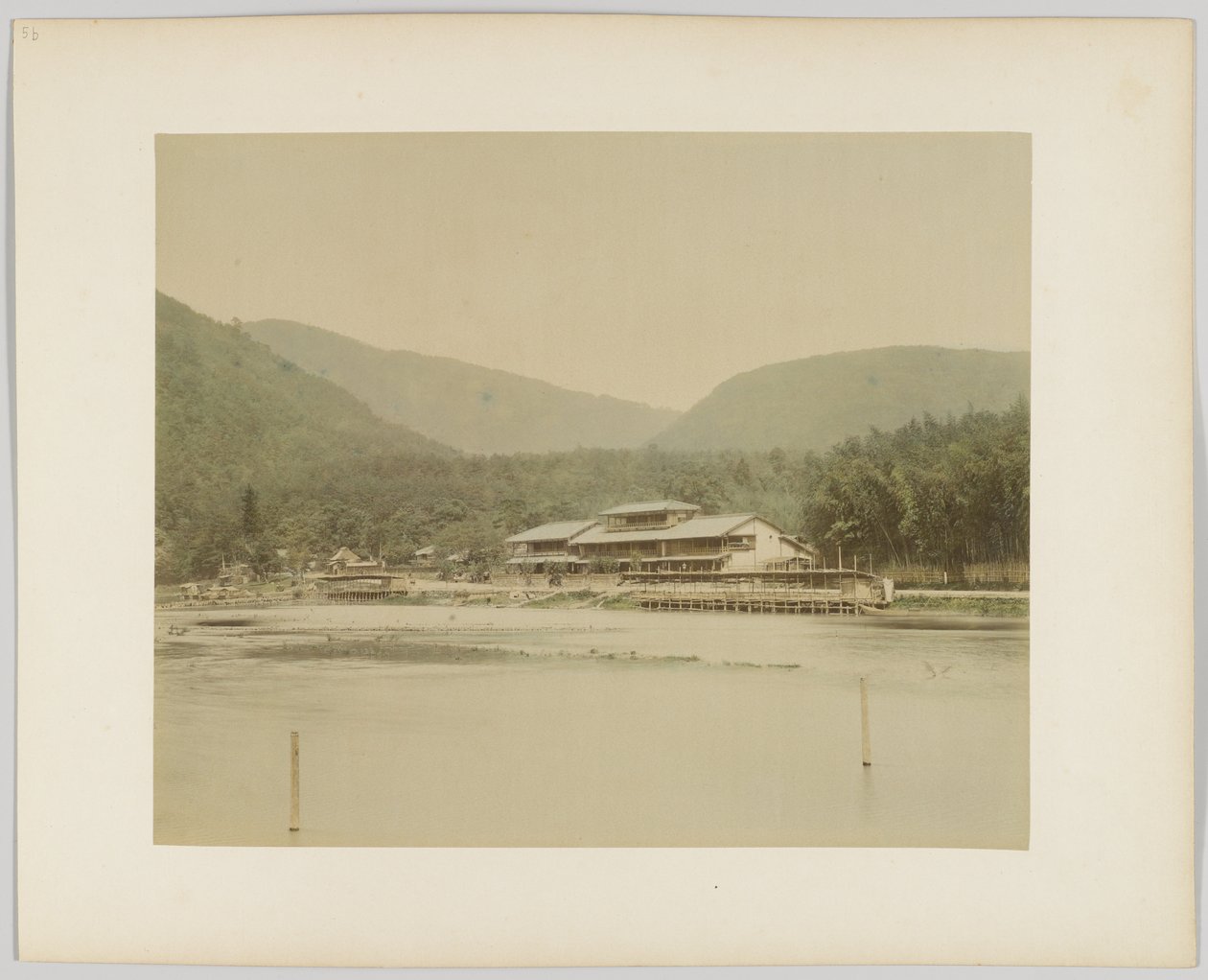 Flodlandskap, Japan (handfärgat svartvitt foto) av Japanese Photographer