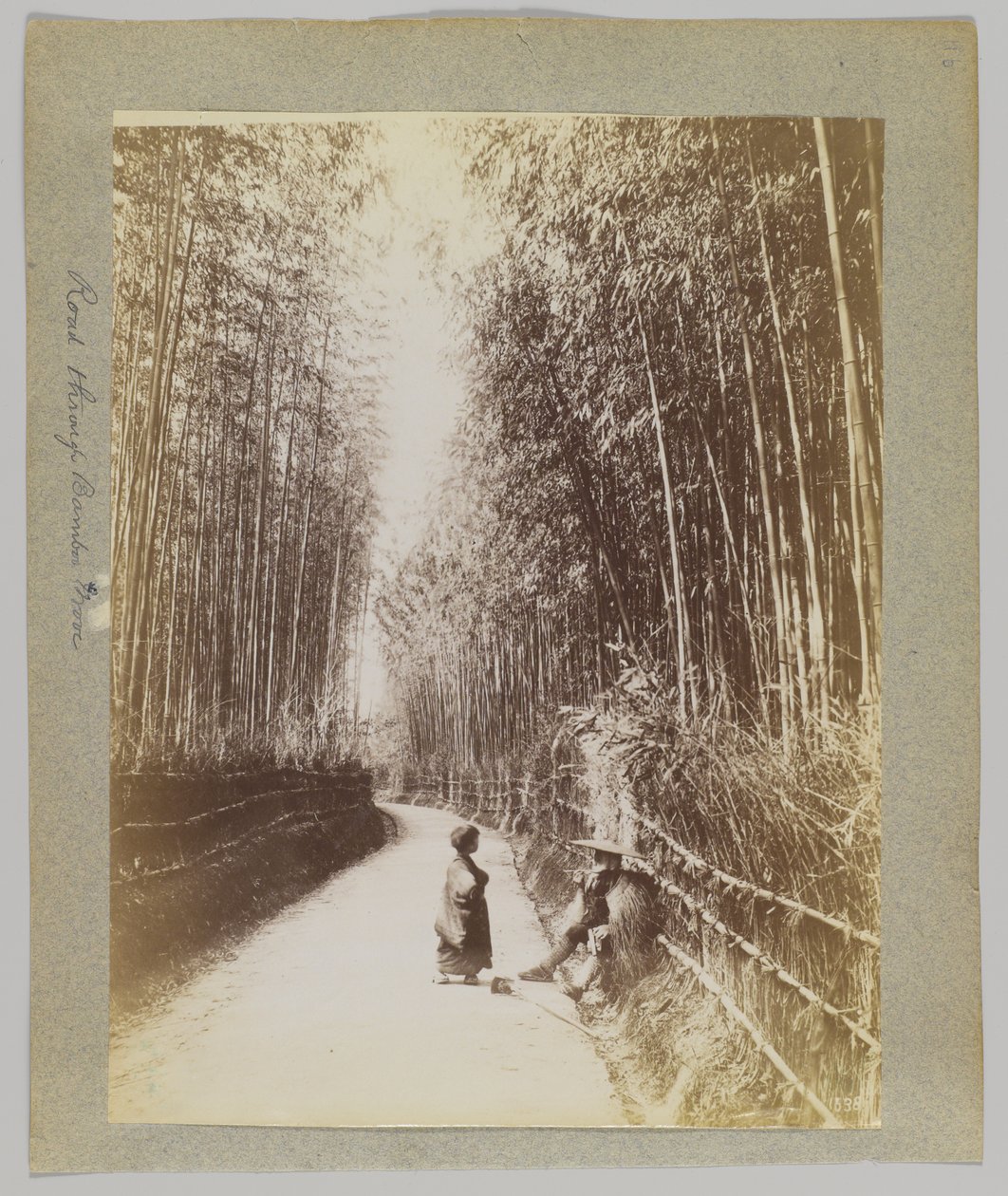 Väg genom en Bamboo Grove, Japan (s/v foto) av Japanese Photographer