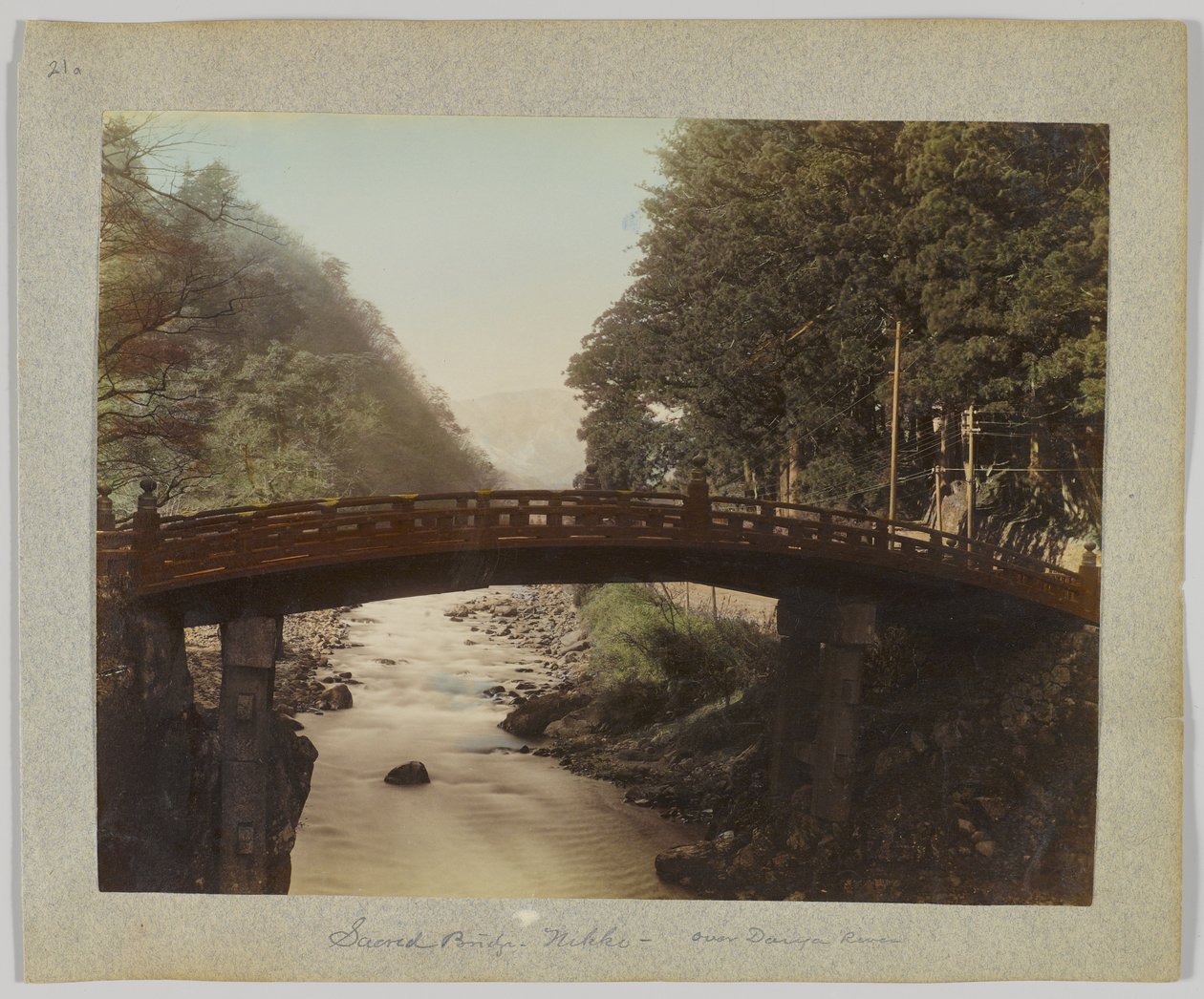 Heliga bron över Daiya Rver, Nikko, Japan (handfärgat svartvitt foto) av Japanese Photographer