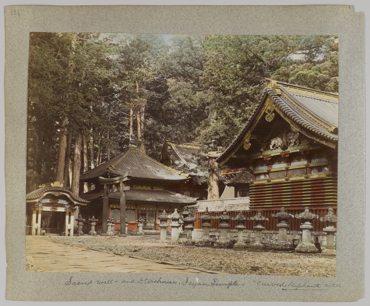 Helig brunn och förrådshus, Tōshō-gū, Nikko, Japan (handfärgat svartvitt foto) av Japanese Photographer