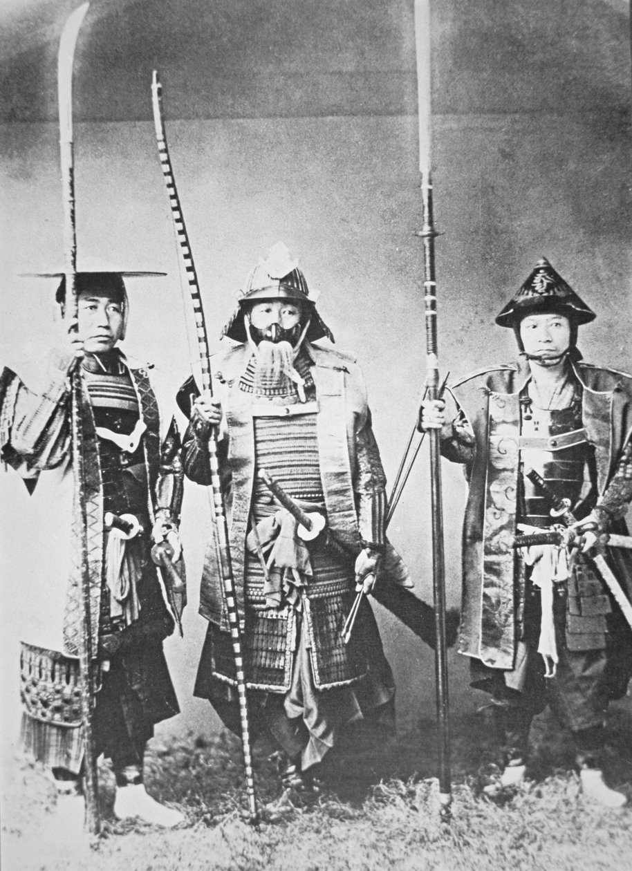 Samurajer från Gamla Japan beväpnade med lång båge, stavarmar och svärd (s/v foto) av Japanese Photographer