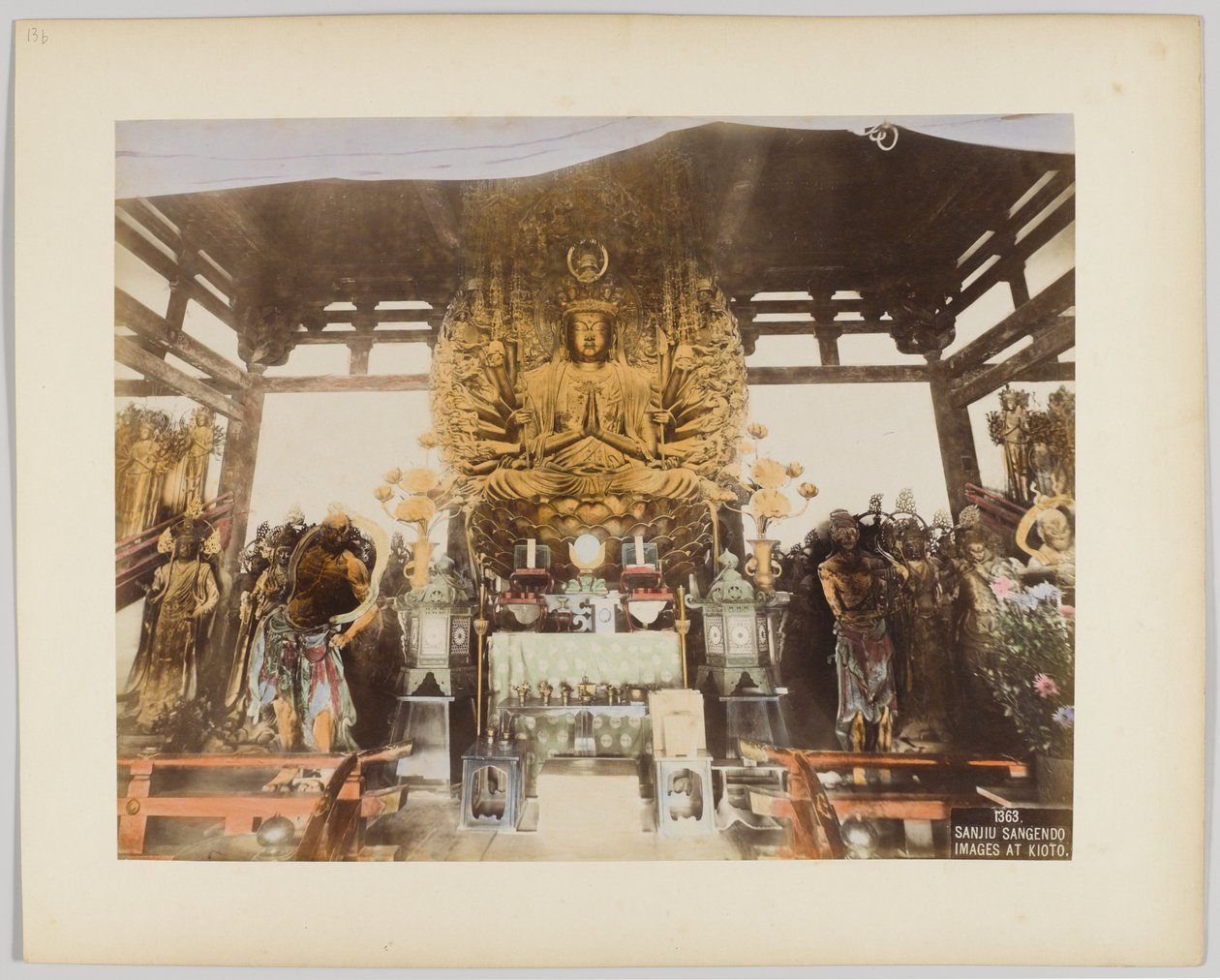 Sanjiu Sangendo-bilder i Kyoto, Japan (handfärgat svartvitt foto) av Japanese Photographer