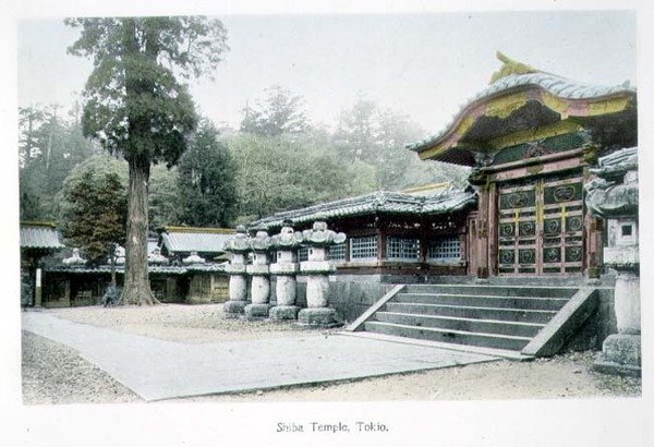 Shiba Temple, Tokyo, ca 1880 (handfärgat albumintryck på kort) av Japanese Photographer
