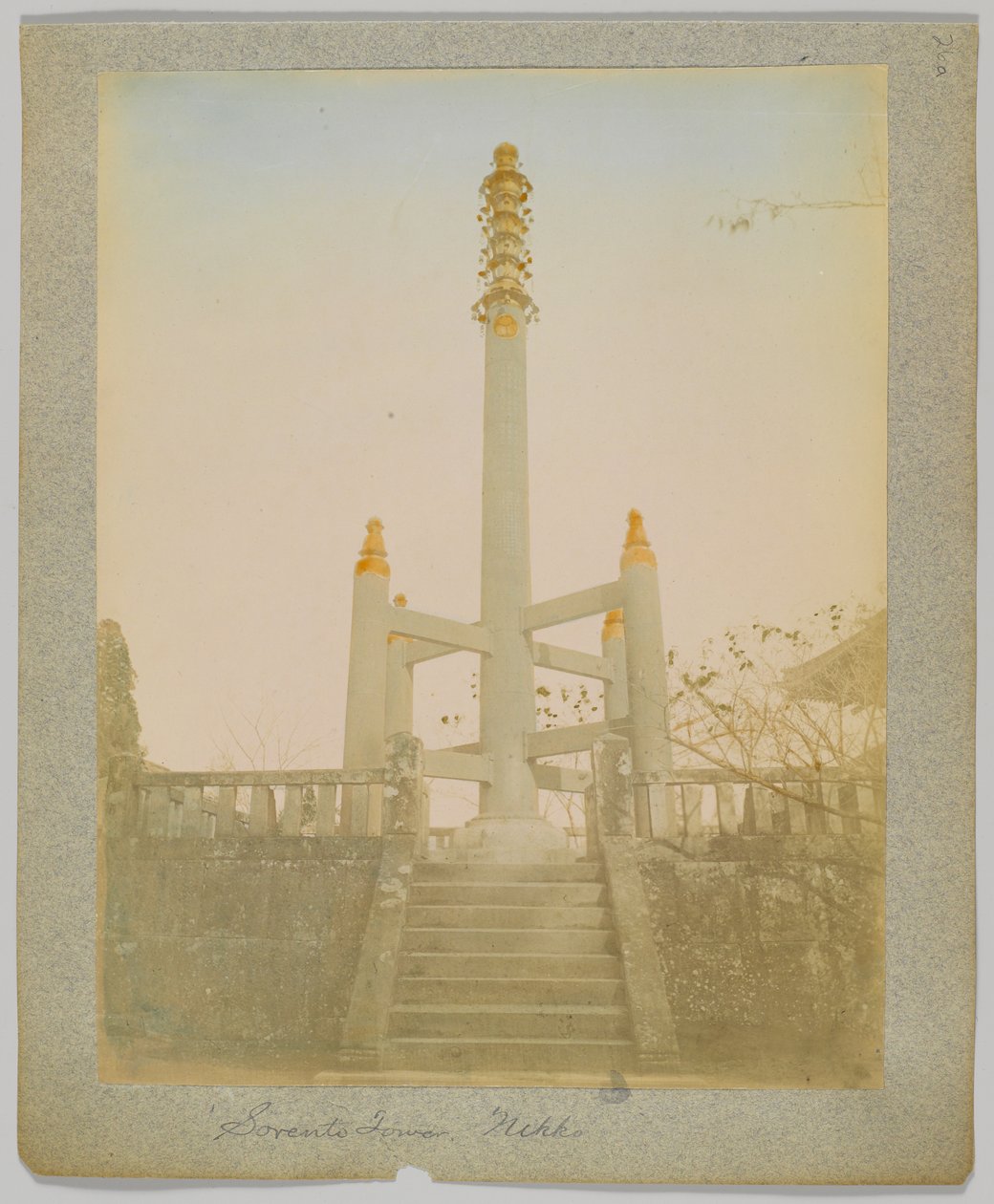 Sorento Tower, Nikko, Japan (handfärgat svartvitt foto) av Japanese Photographer