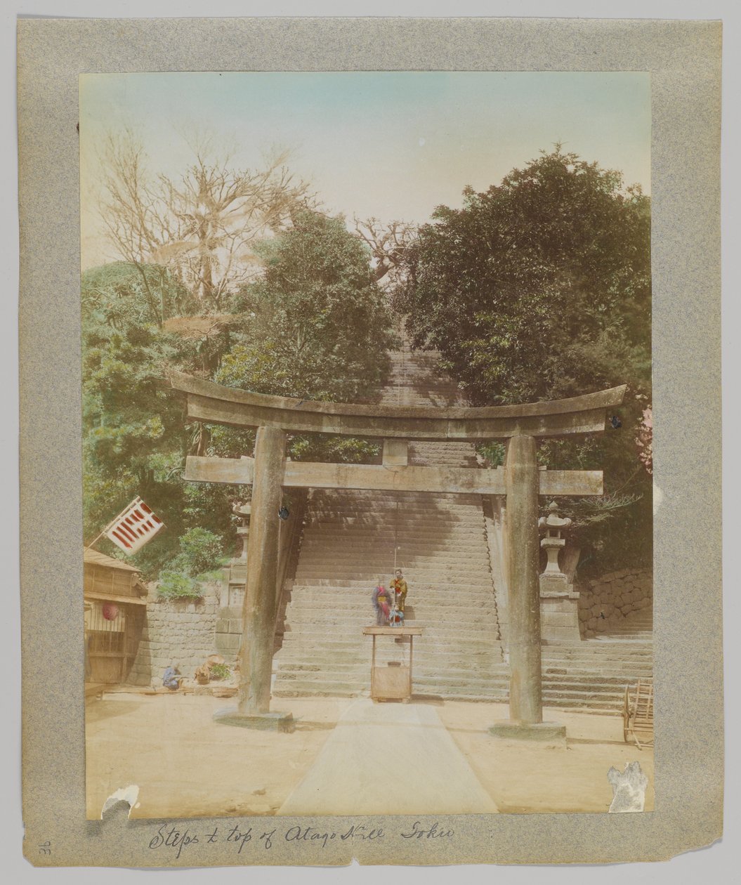 Steg till toppen av Atago Hill, Tokyo, Japan (handfärgat svartvitt foto) av Japanese Photographer
