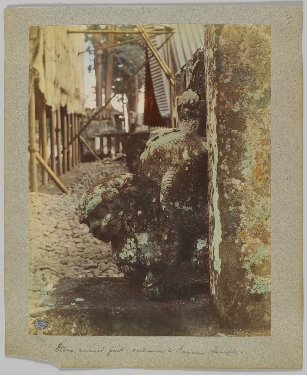 Stenristad stolpe vid ingången till Tōshō-gū, Nikko, Japan (handfärgat svartvitt foto) av Japanese Photographer