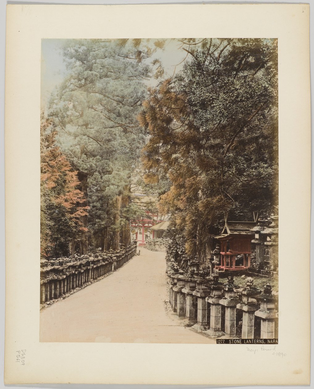 Stenlyktor, Nara, Japan, ca 1890 (handfärgat svartvitt foto) av Japanese Photographer