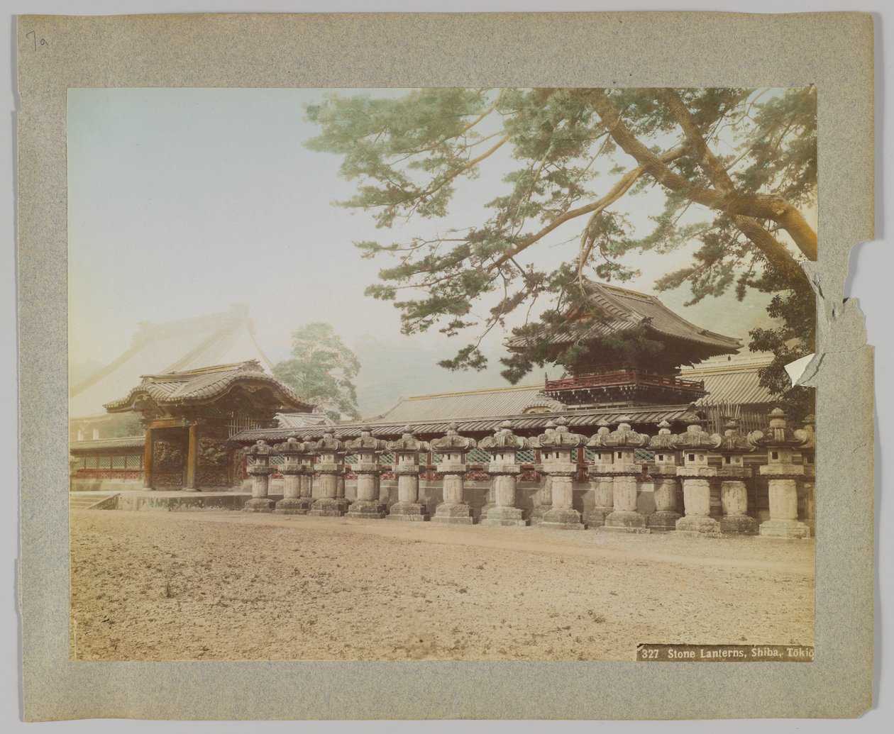 Stenlyktor utanför ett tempel, Shiba Park, Tokyo, Japan (handfärgat svartvitt foto) av Japanese Photographer