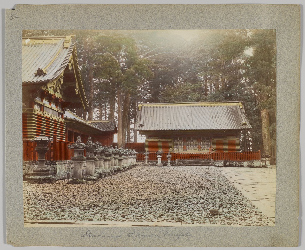 Butikshus i Tōshō-gū, Nikko, Japan (handfärgat svartvitt foto) av Japanese Photographer