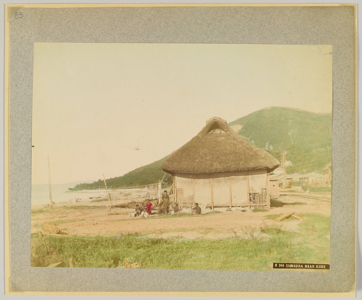 Sumaura, nära Kobe, Japan (handfärgat svartvitt foto) av Japanese Photographer