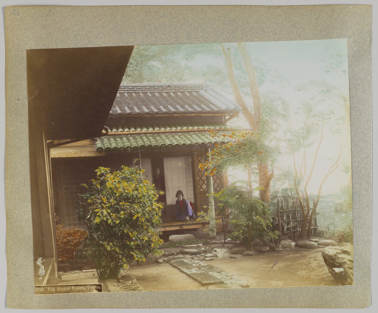 Tea House, Uyeno, Tokyo, Japan (handfärgat svartvitt foto) av Japanese Photographer
