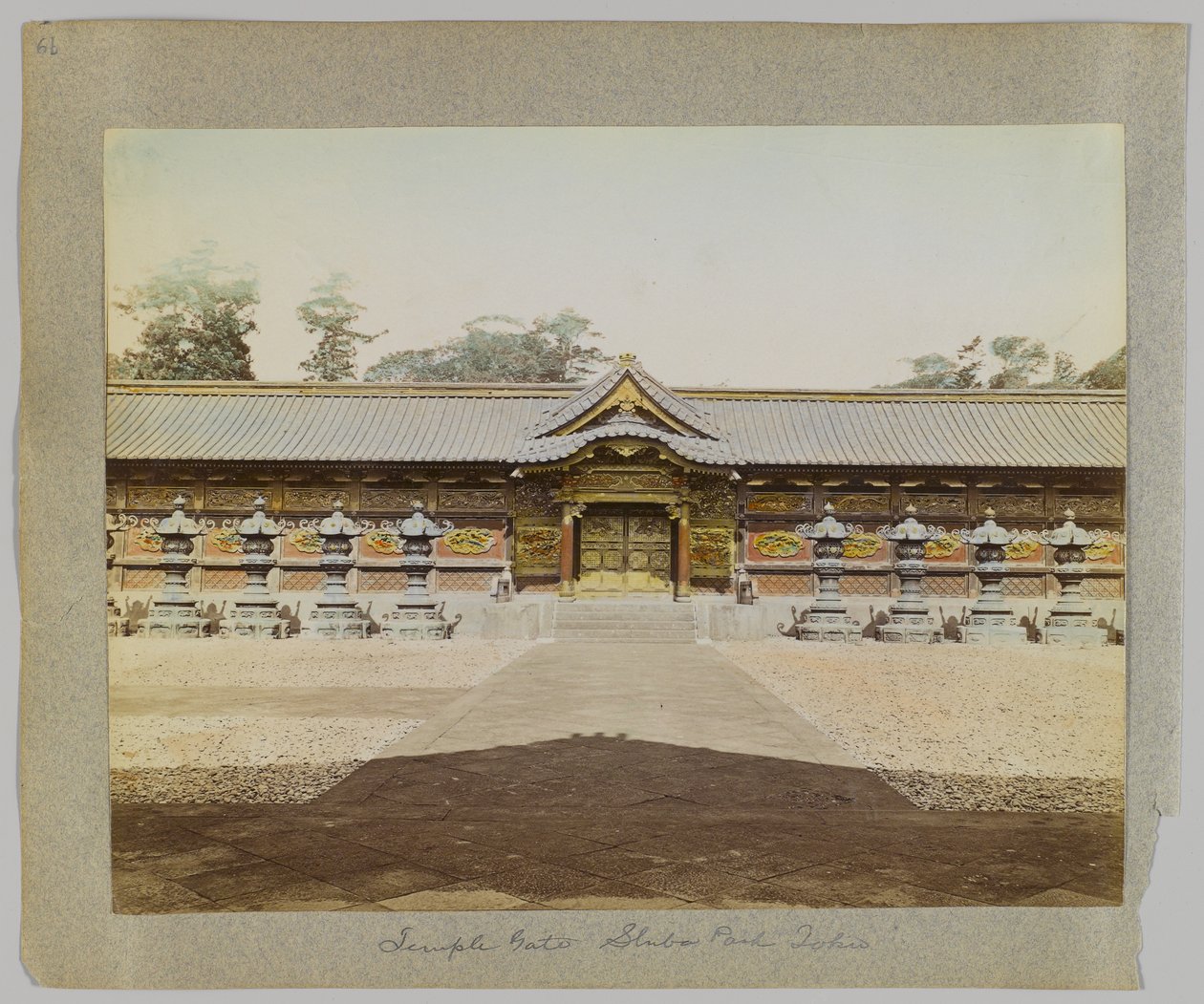 Temple Gate, Shiba Park, Tokyo, Japan (handfärgat svartvitt foto) av Japanese Photographer