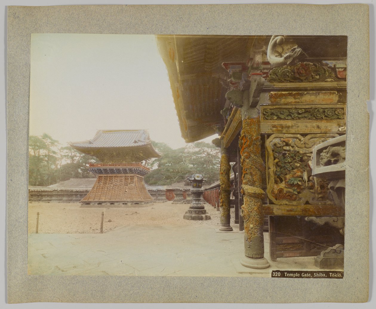Temple Gate, Shiba Park, Tokyo, Japan (handfärgat svartvitt foto) av Japanese Photographer