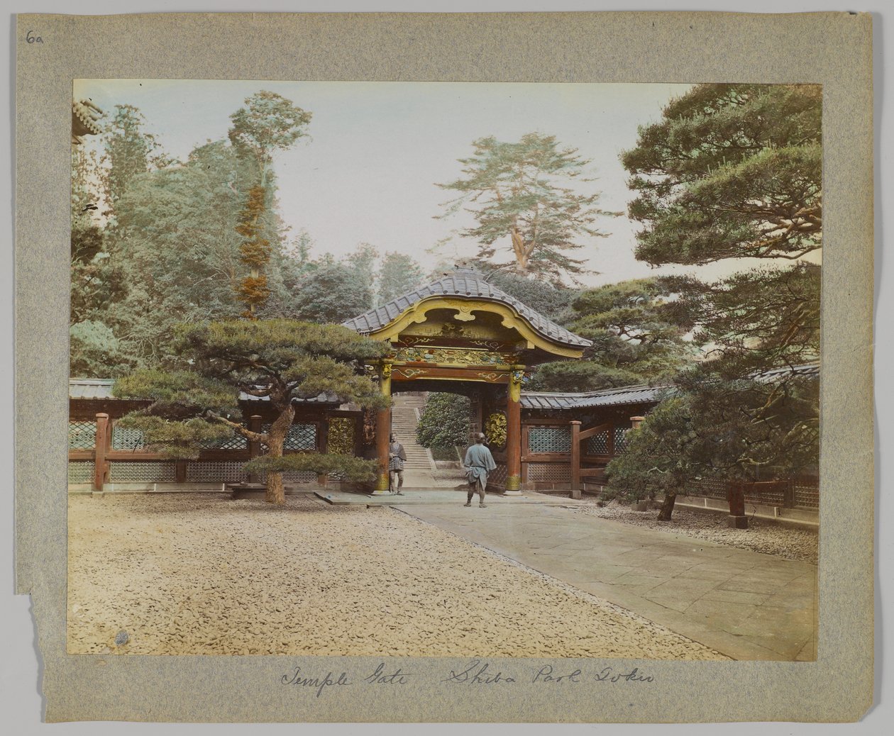 Temple Gate, Shiba Park, Tokyo, Japan (handfärgat svartvitt foto) av Japanese Photographer