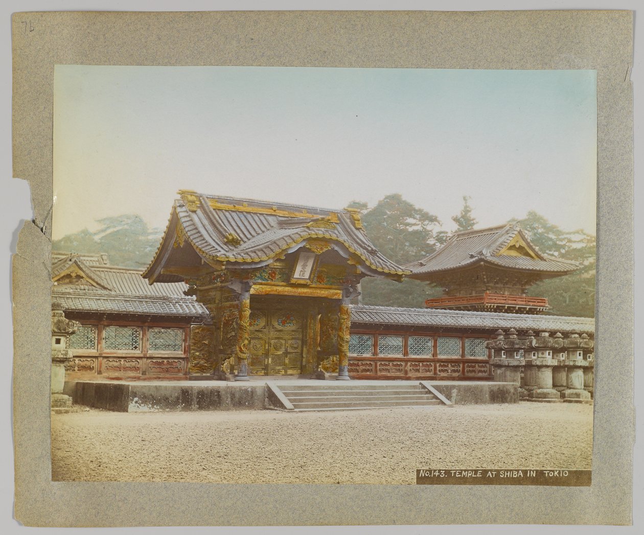 Templet i Shiba Park, Tokyo, Japan (handfärgat svartvitt foto) av Japanese Photographer