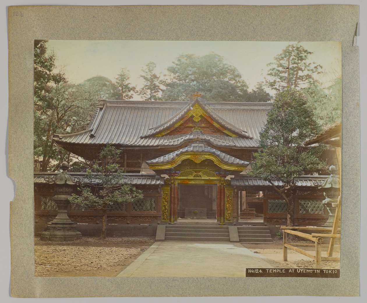 Templet i Uyeno, Tokyo, Japan (handfärgat svartvitt foto) av Japanese Photographer