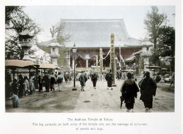 Asakusa-templet i Tokyo, ca 1880 (handkolorerat albumenprint på kort) av Japanese Photographer