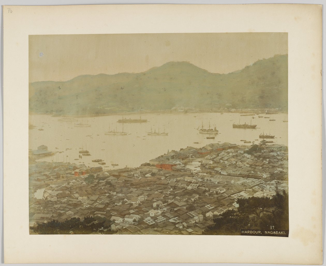 Hamnen i Nagasaki, Japan (handfärgat svartvitt foto) av Japanese Photographer