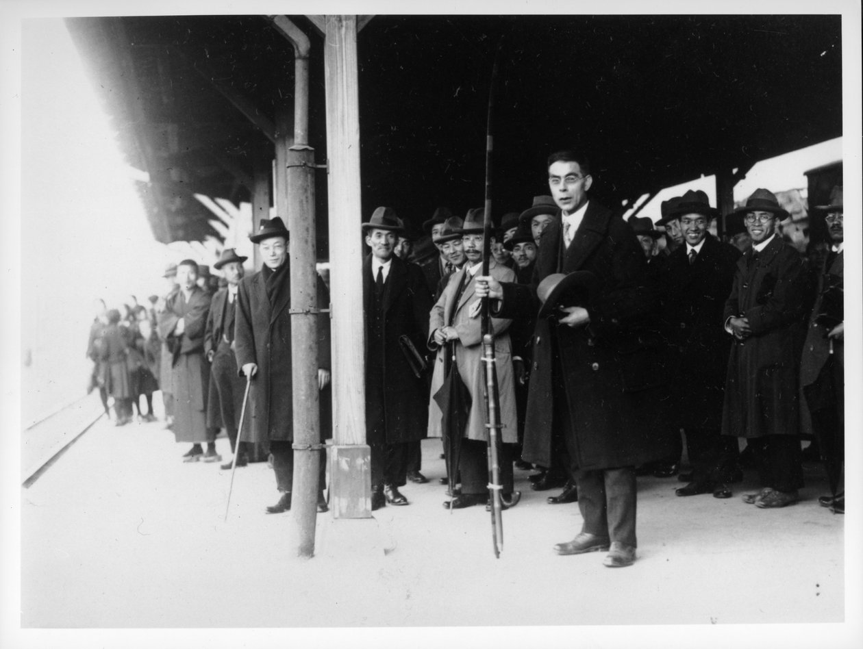 Pastor Richards med pilbåge och lämnade Yamaguchi Station 1927 av Japanese Photographer