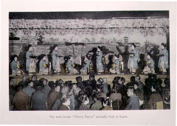 Den välkända "Körsbärsdansen" hålls årligen i Kyoto, ca 1880 (handfärgat albumintryck på kort) av Japanese Photographer