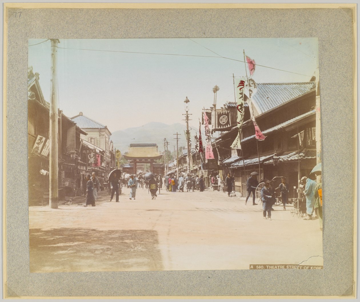 Theatre Street, Kobe, Japan (handfärgat svartvitt foto) av Japanese Photographer