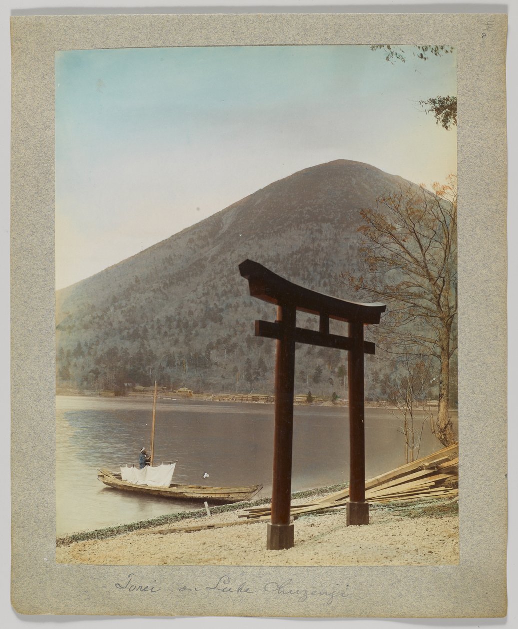 Torii vid sjön Chuzenji, Nikko, Japan (handfärgat svartvitt foto) av Japanese Photographer