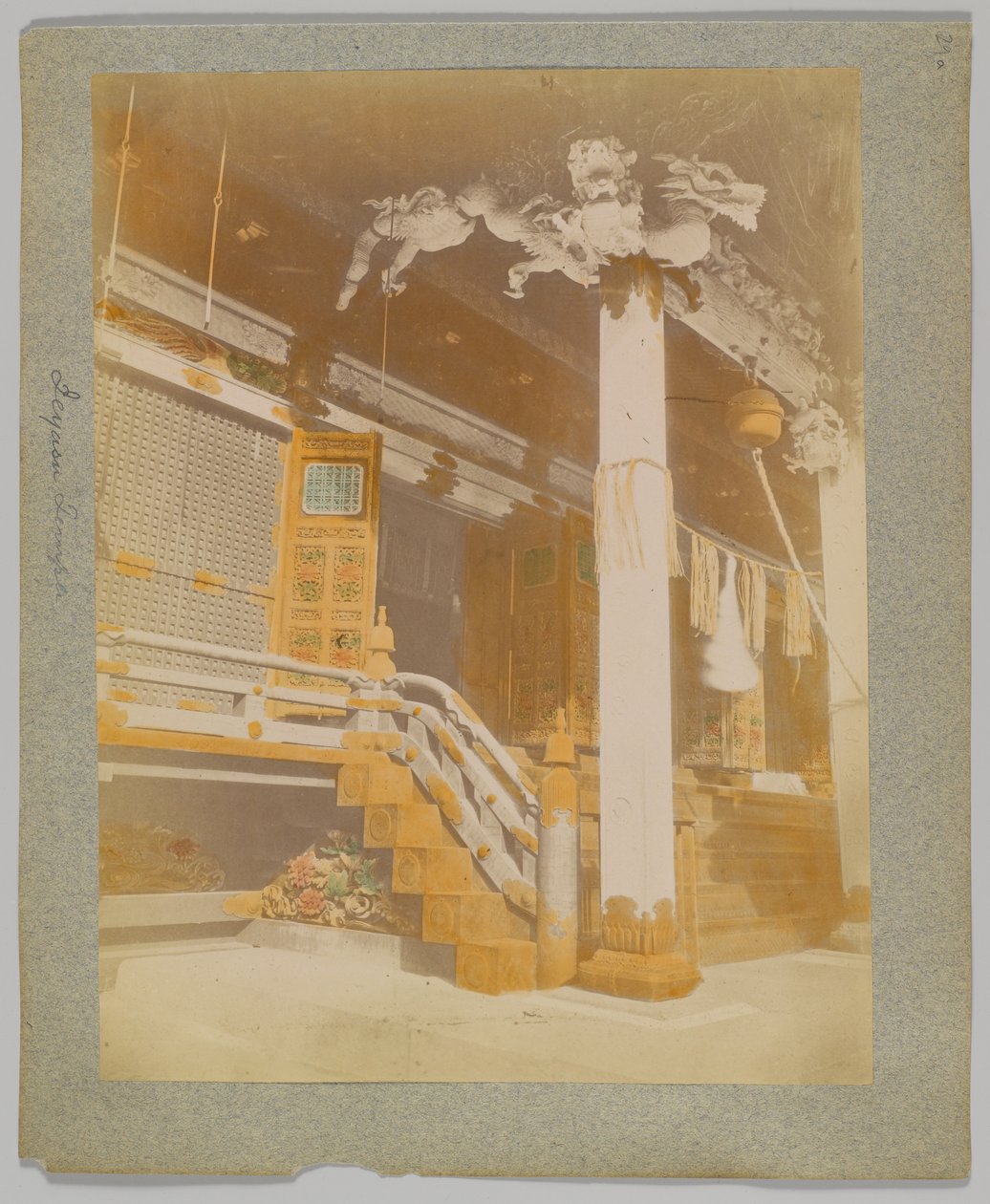 Tōshō-gū, Nikko, Japan (handfärgat svartvitt foto) av Japanese Photographer