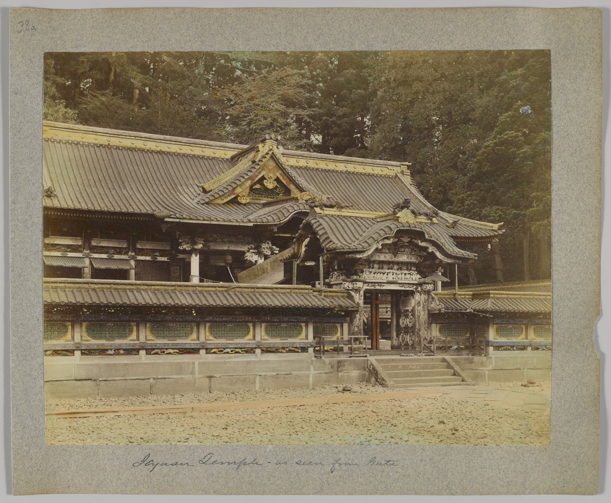 Tōshō-gū sett från porten, Nikko, Japan (handfärgat svartvitt foto) av Japanese Photographer
