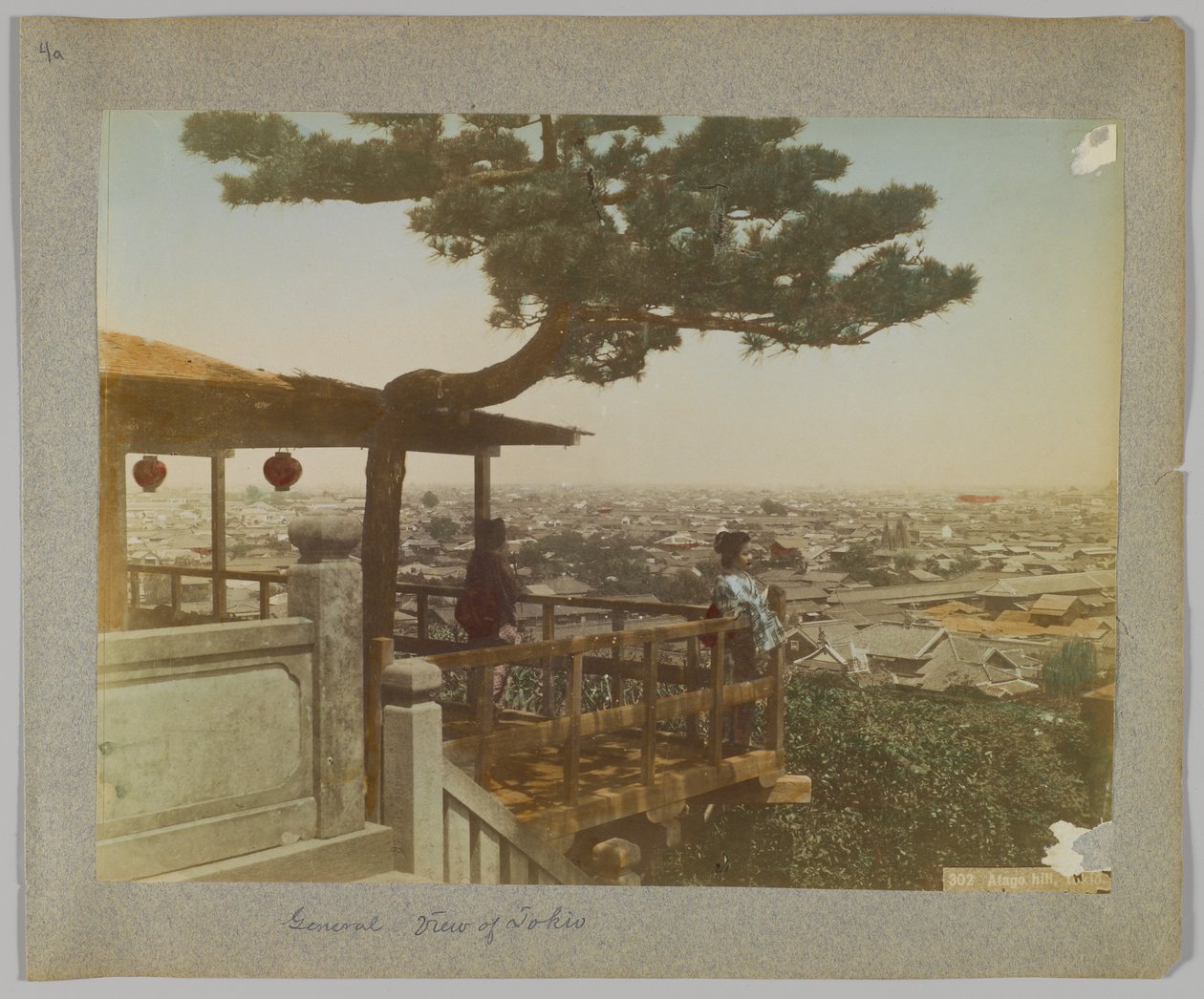 Utsikt över Tokyo från Atago Hill, Japan (handfärgat svartvitt foto) av Japanese Photographer