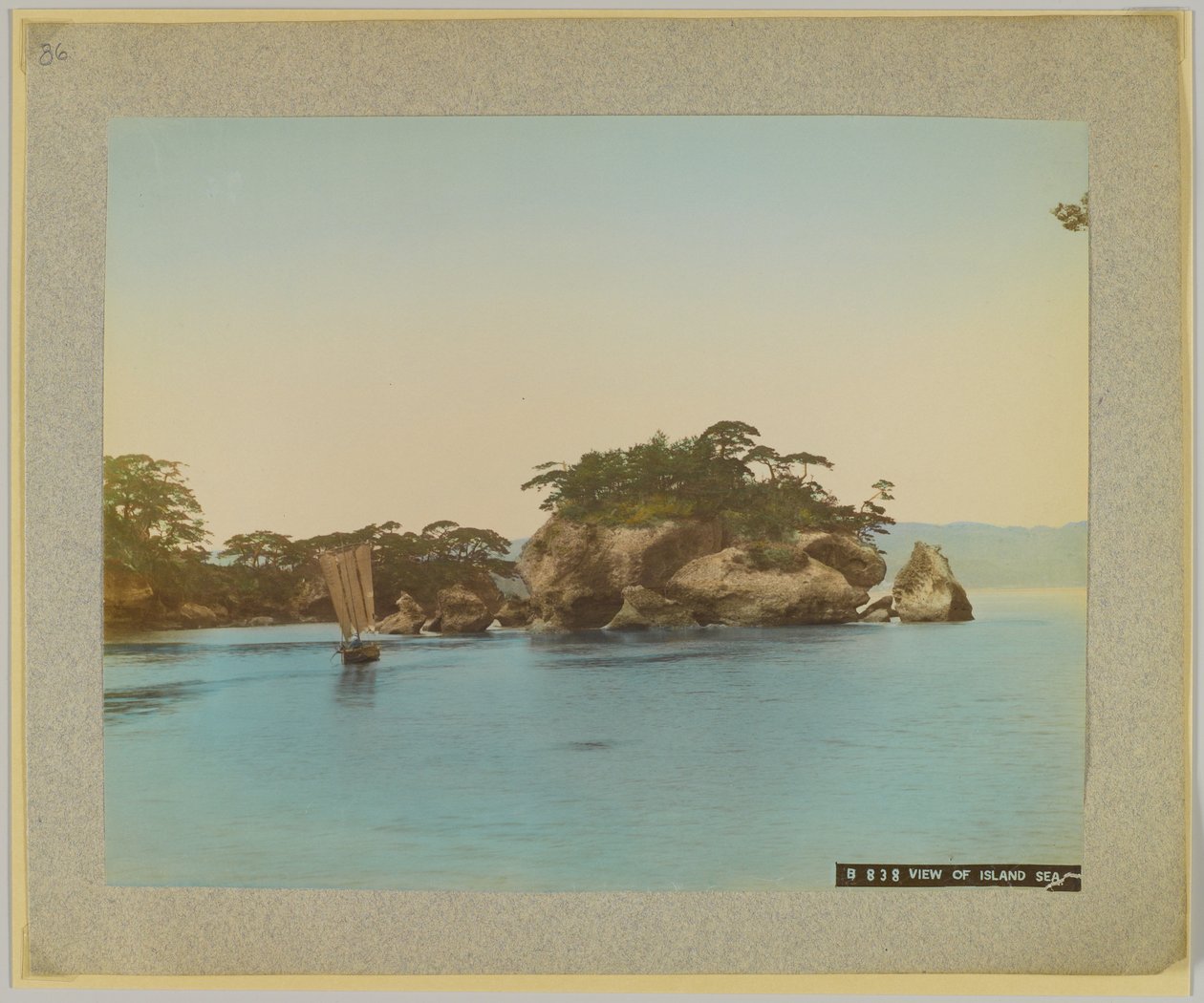 Utsikt över öar, Japan (handfärgat svartvitt foto) av Japanese Photographer