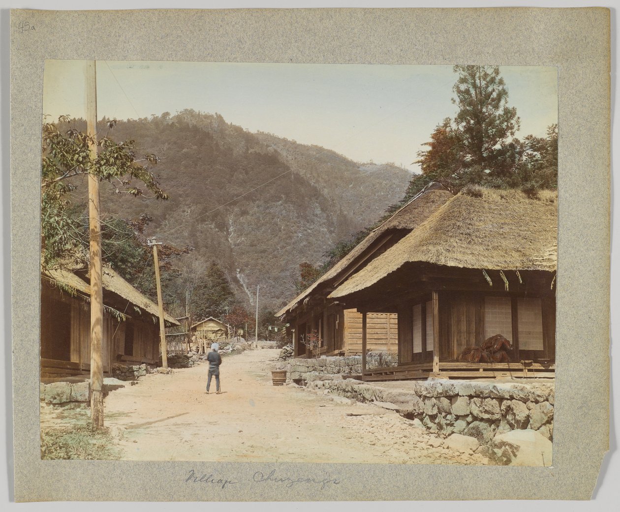 Village of Chuzenji, Nikko, Japan (handfärgat svartvitt foto) av Japanese Photographer