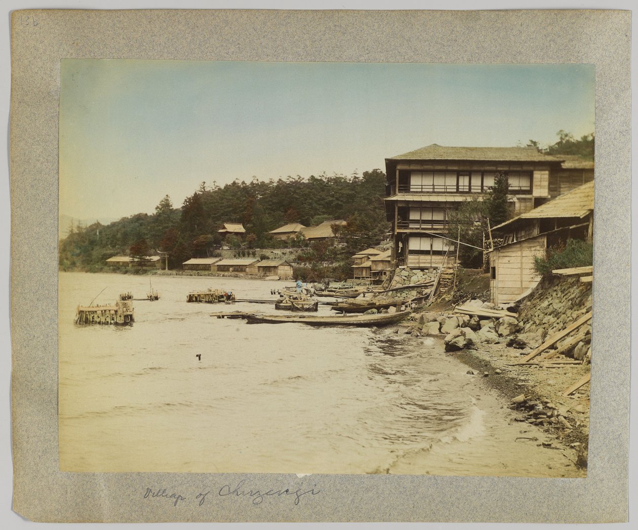 Village of Chuzenji, Nikko, Japan (handfärgat svartvitt foto) av Japanese Photographer