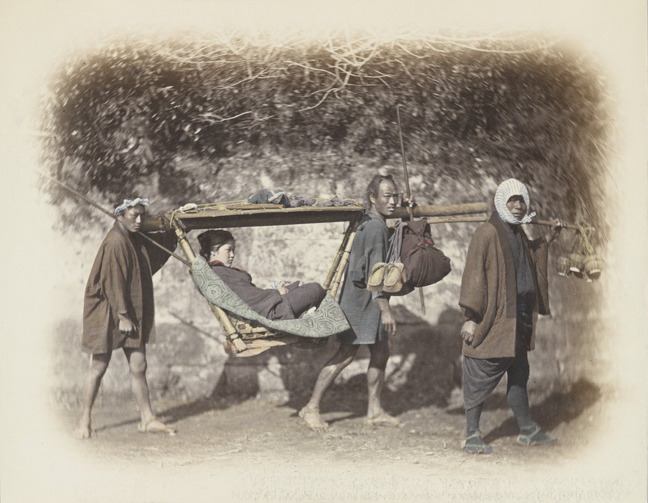 Kvinna buren i en kago (handfärgat svartvitt foto) av Japanese Photographer