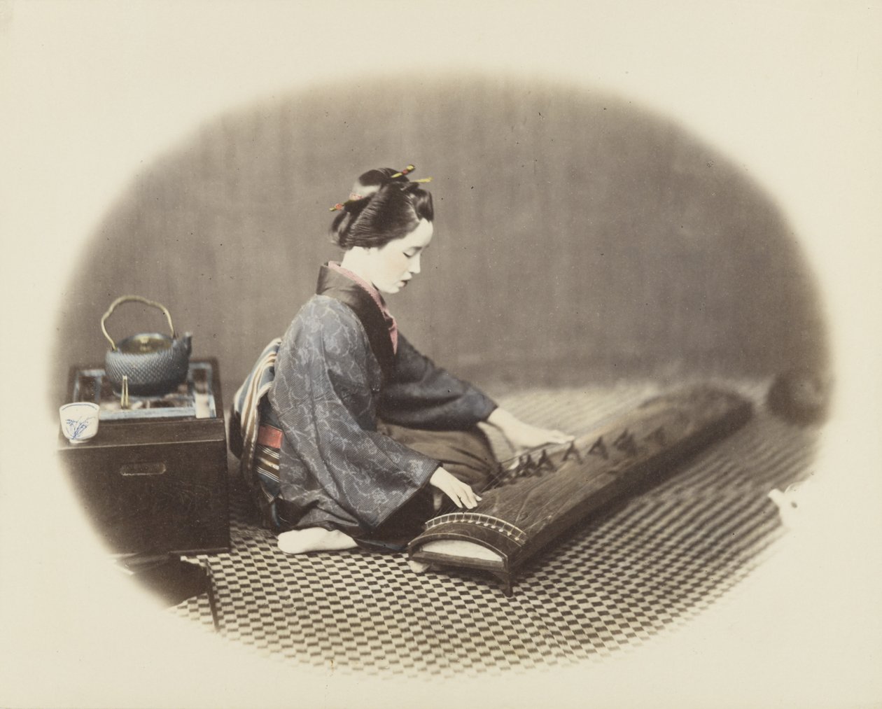 Kvinna som spelar en koto (handfärgat svartvitt foto) av Japanese Photographer