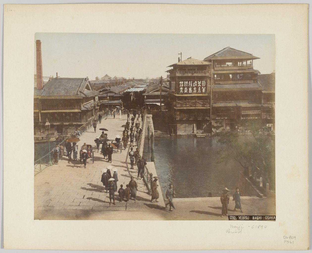 Yebisu Bashi, Osaka, Japan, ca 1890 (handfärgat svartvitt foto) av Japanese Photographer